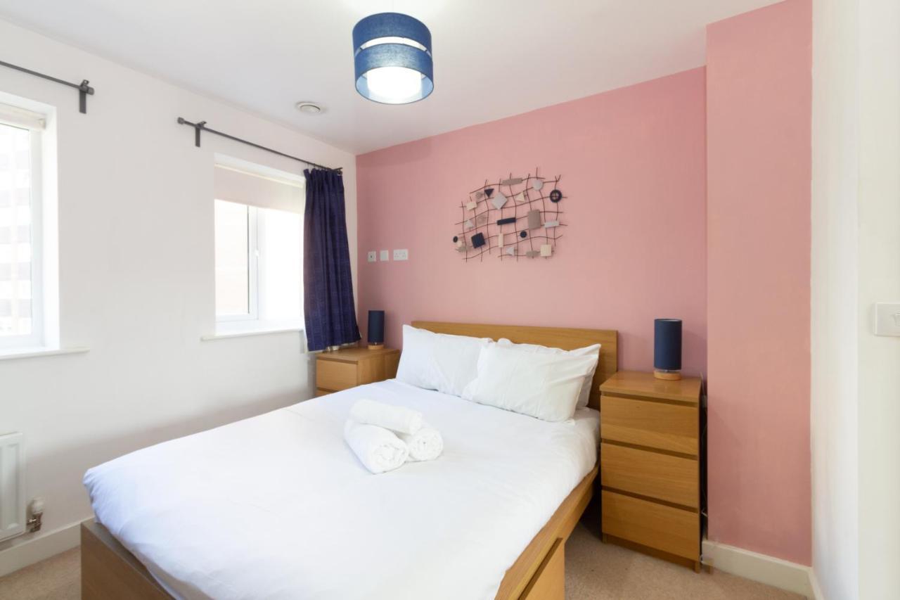 Homely 4bd Townhouse - Next To Hanley Park Apartment *