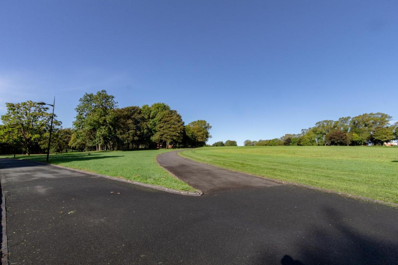 Apartment Homely 4bd Townhouse - Next To Hanley Park